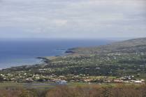 A cidade de Ranga Roa vista do alto do vulcão Rano Kau, em Rapa Nui (ou Ilha de Páscoa), ilha chilena no meio do Oceano Pacífico
